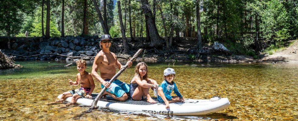 3 women and 2 men riding on boat during daytime